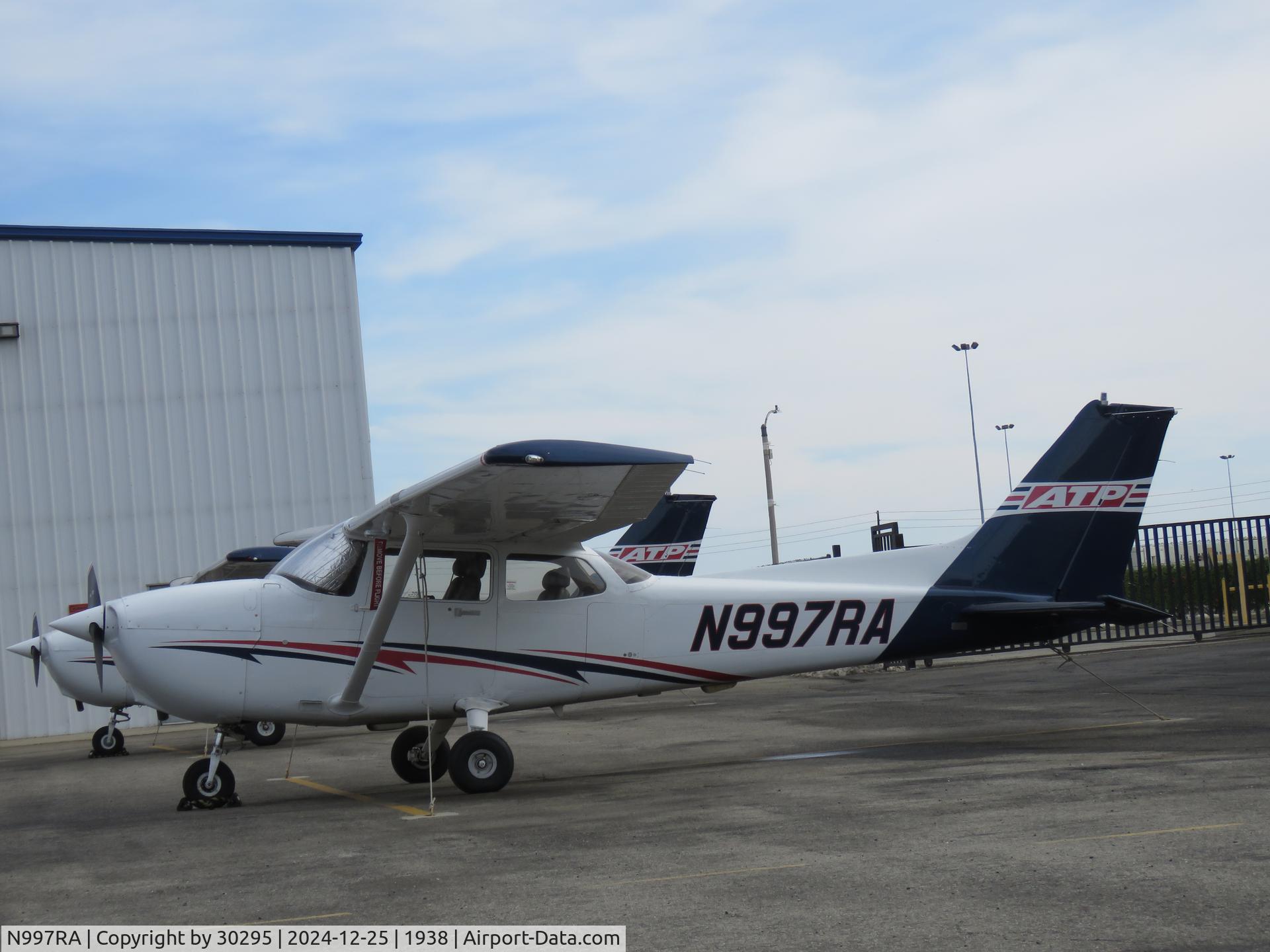 N997RA, 1997 Cessna 172R C/N 17280028, Parked