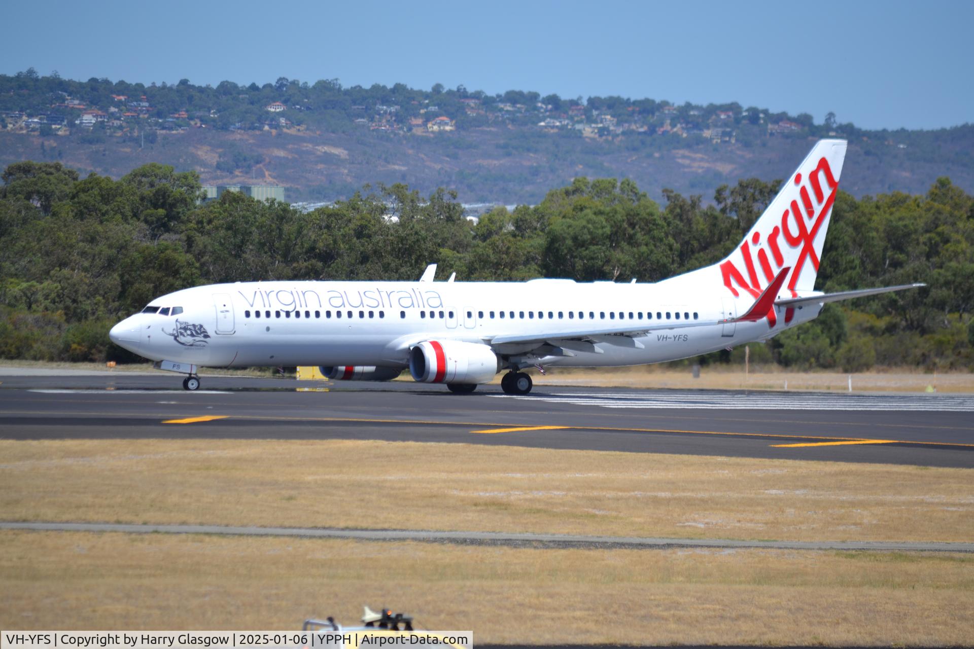 VH-YFS, 2015 Boeing 737-8FE C/N 41027, Preparing for take-off