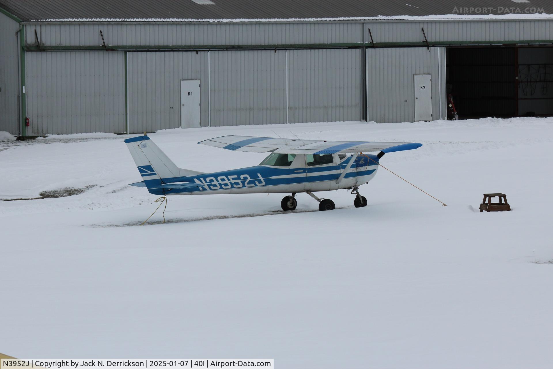 N3952J, 1966 Cessna 150G C/N 15065252, Snowy day