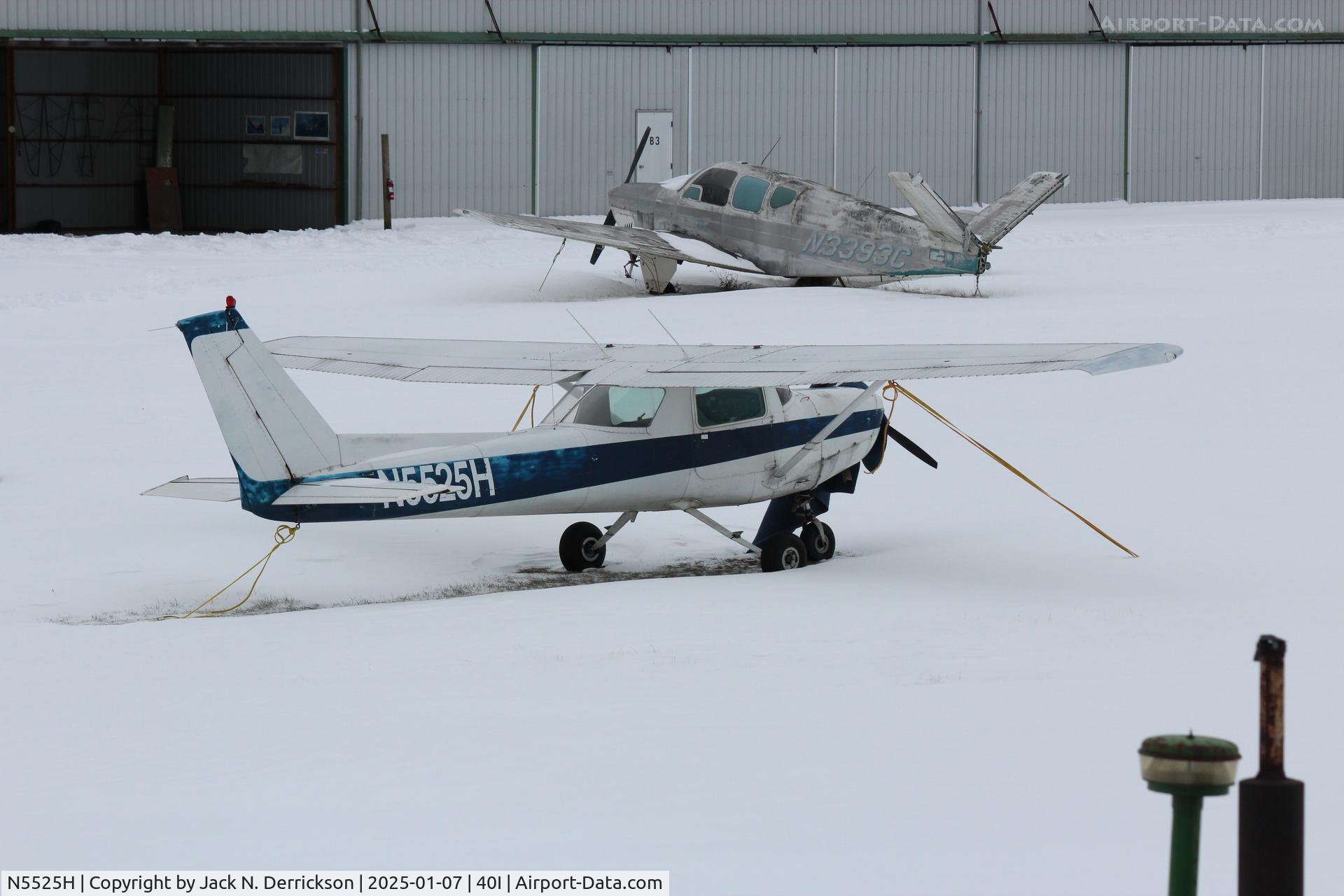 N5525H, 1979 Cessna 152 C/N 15284114, 152 in the snow