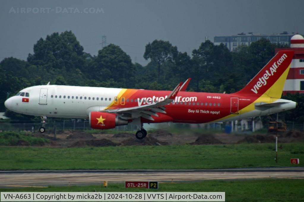VN-A663, 2015 Airbus A320-214 C/N 6779, Landing