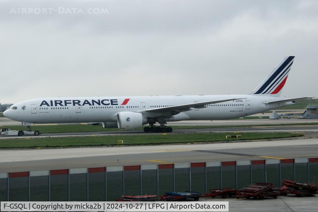 F-GSQL, 2006 Boeing 777-328/ER C/N 32853, Taxiing with new big titles