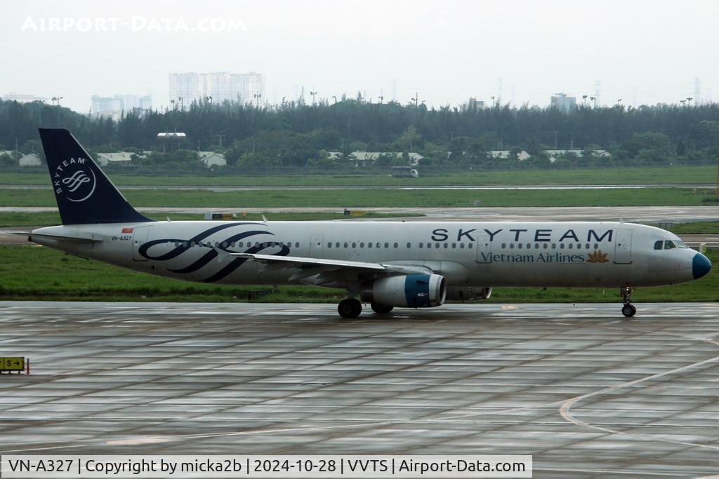 VN-A327, 2011 Airbus A321-231 C/N 4826, Taxiing