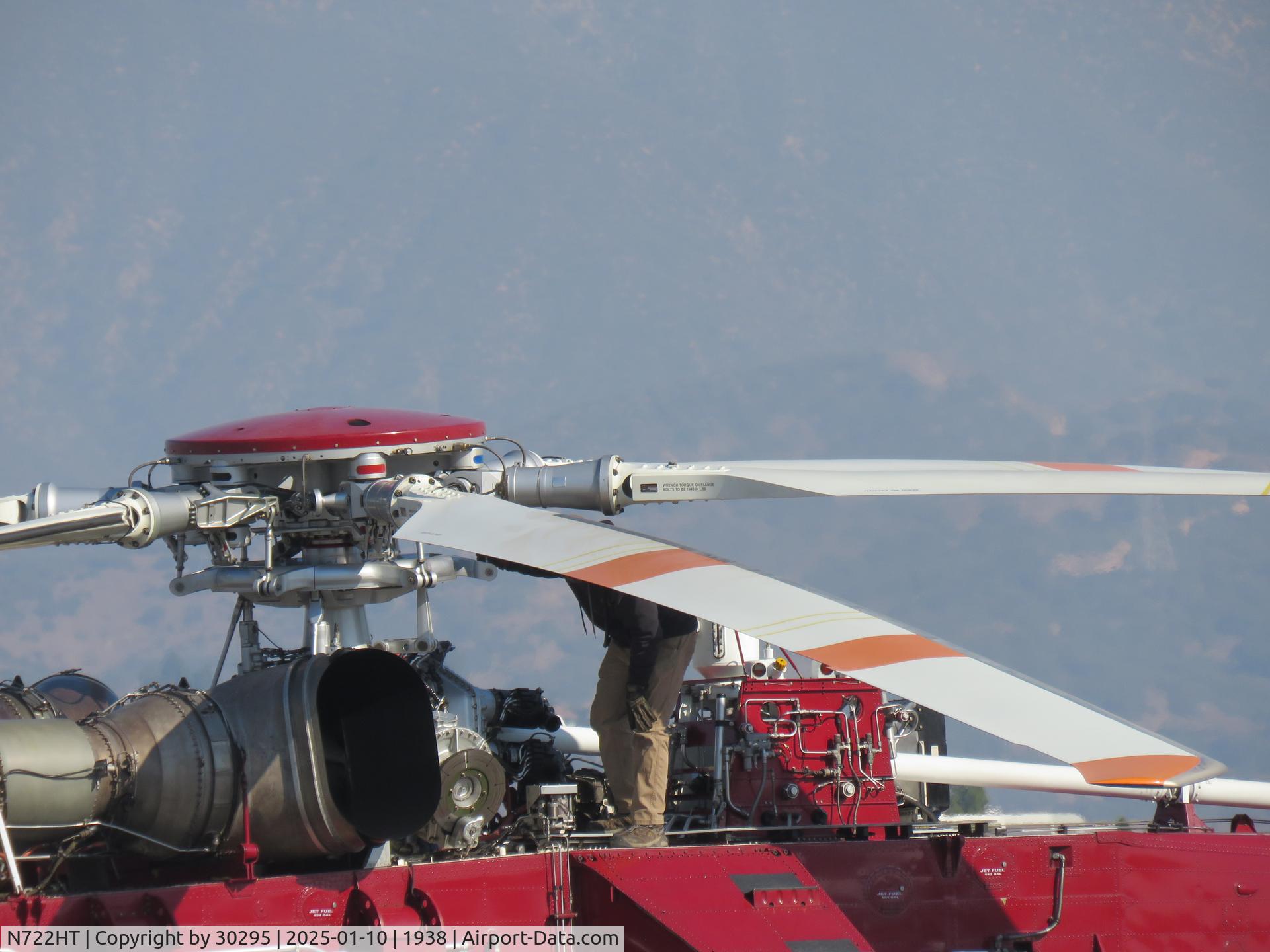 N722HT, 1969 Sikorsky CH-54B Tarhe C/N 64-075, Checking blades and for oil leaks prior to take off