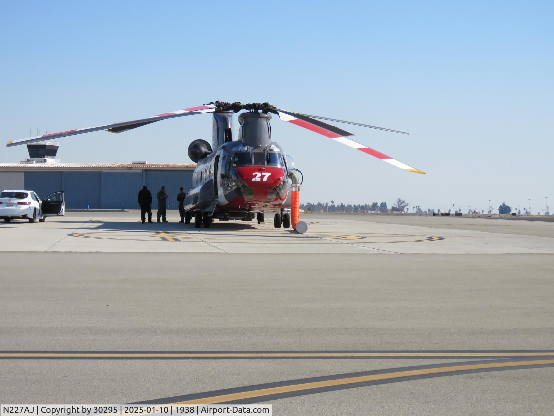 N227AJ, 1993 Boeing Vertol CH-47D Chinook C/N M.3443, Waiting