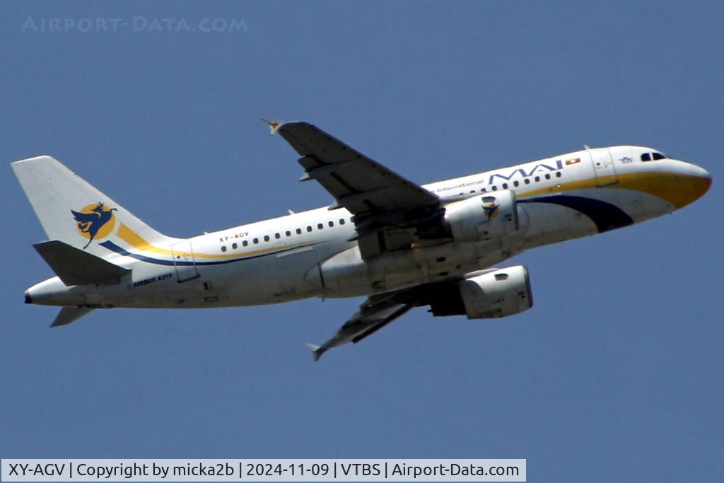 XY-AGV, 2000 Airbus A319-111 C/N 1247, Take off