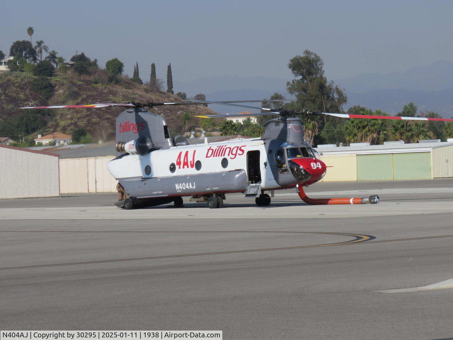 N404AJ, 1992 Boeing Vertol CH-47D Chinook C/N 92-0297 (M.3438), Unloading