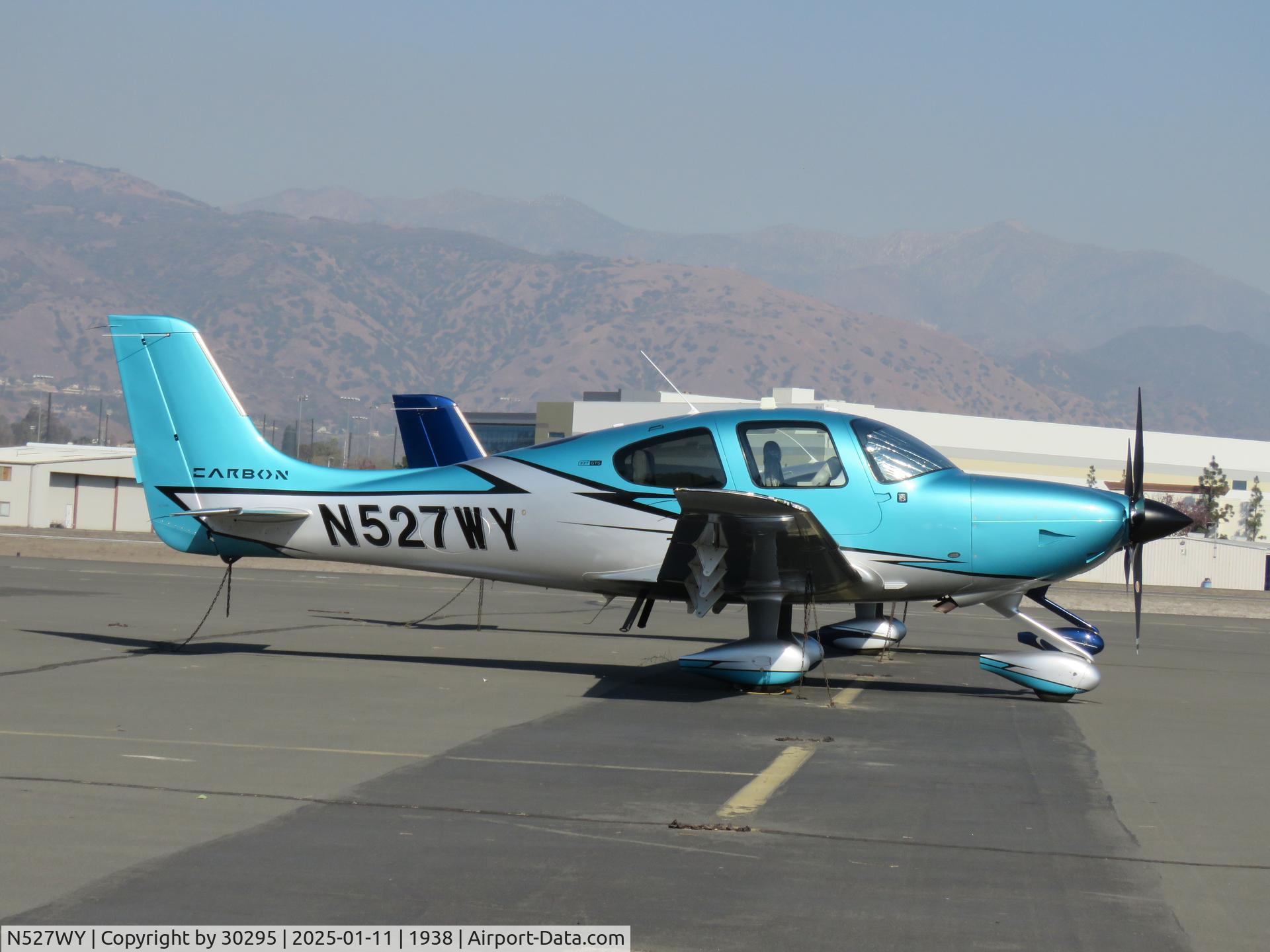 N527WY, 2022 Cirrus SR22T Carbon C/N 8851, Parked