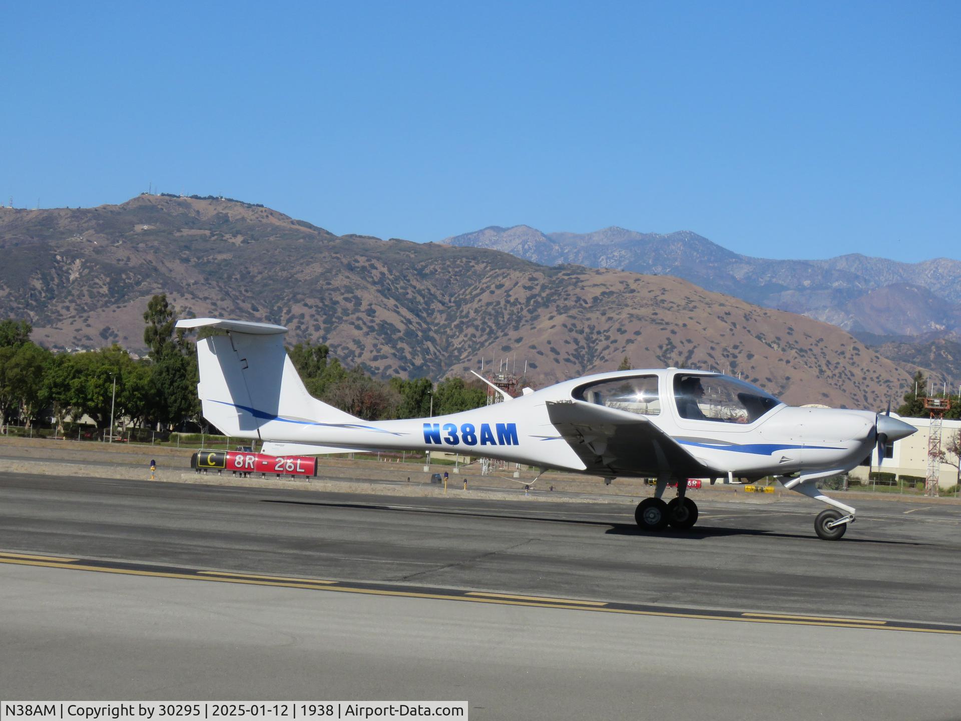 N38AM, 2006 Diamond DA-40 Diamond Star C/N 40.712, Taxiing