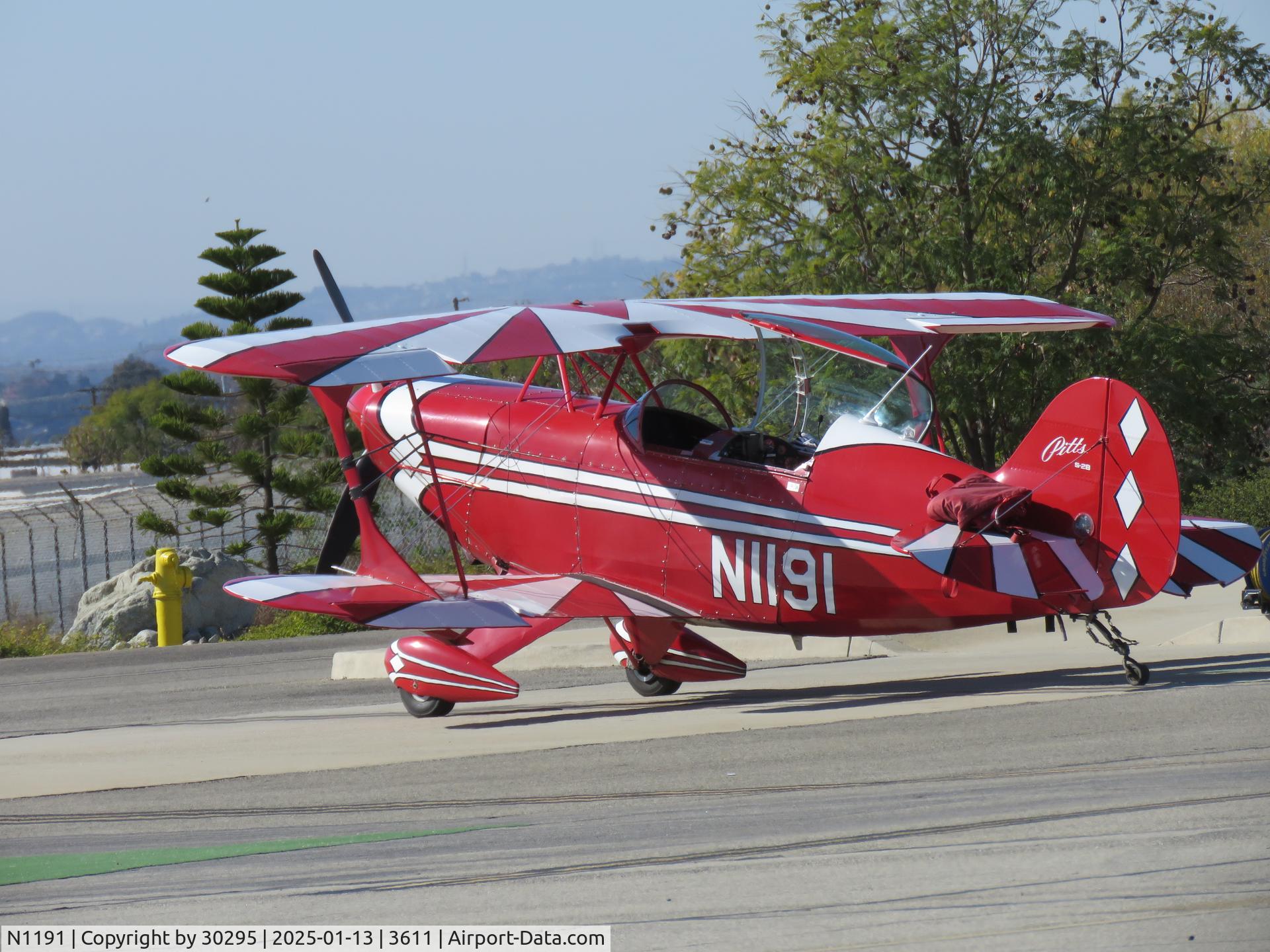 N1191, 1993 Aviat Pitts S-2B Special C/N 5284, Parked