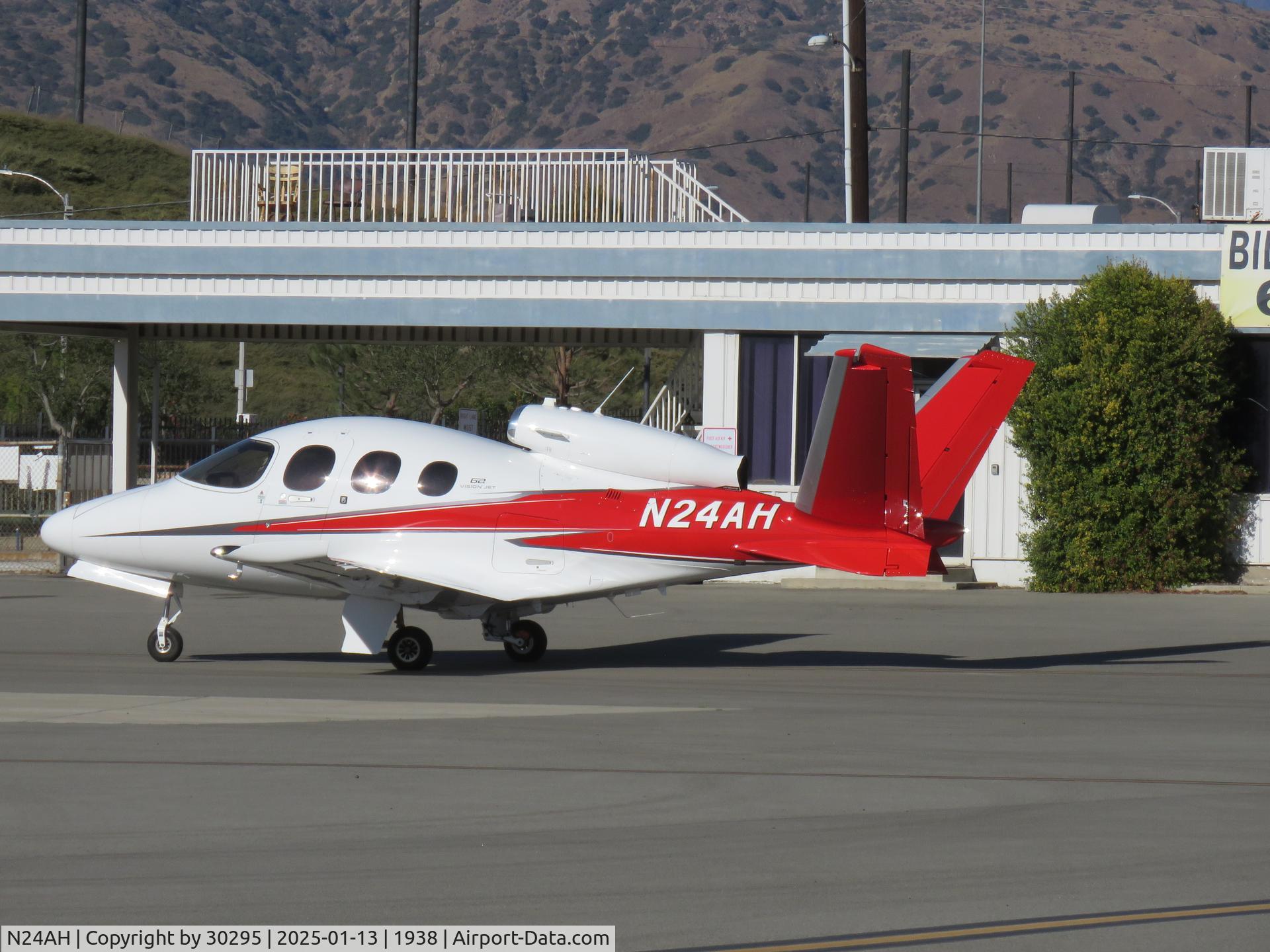 N24AH, 2020 Cirrus SF-50 Vision G2 C/N 0189, Stopped