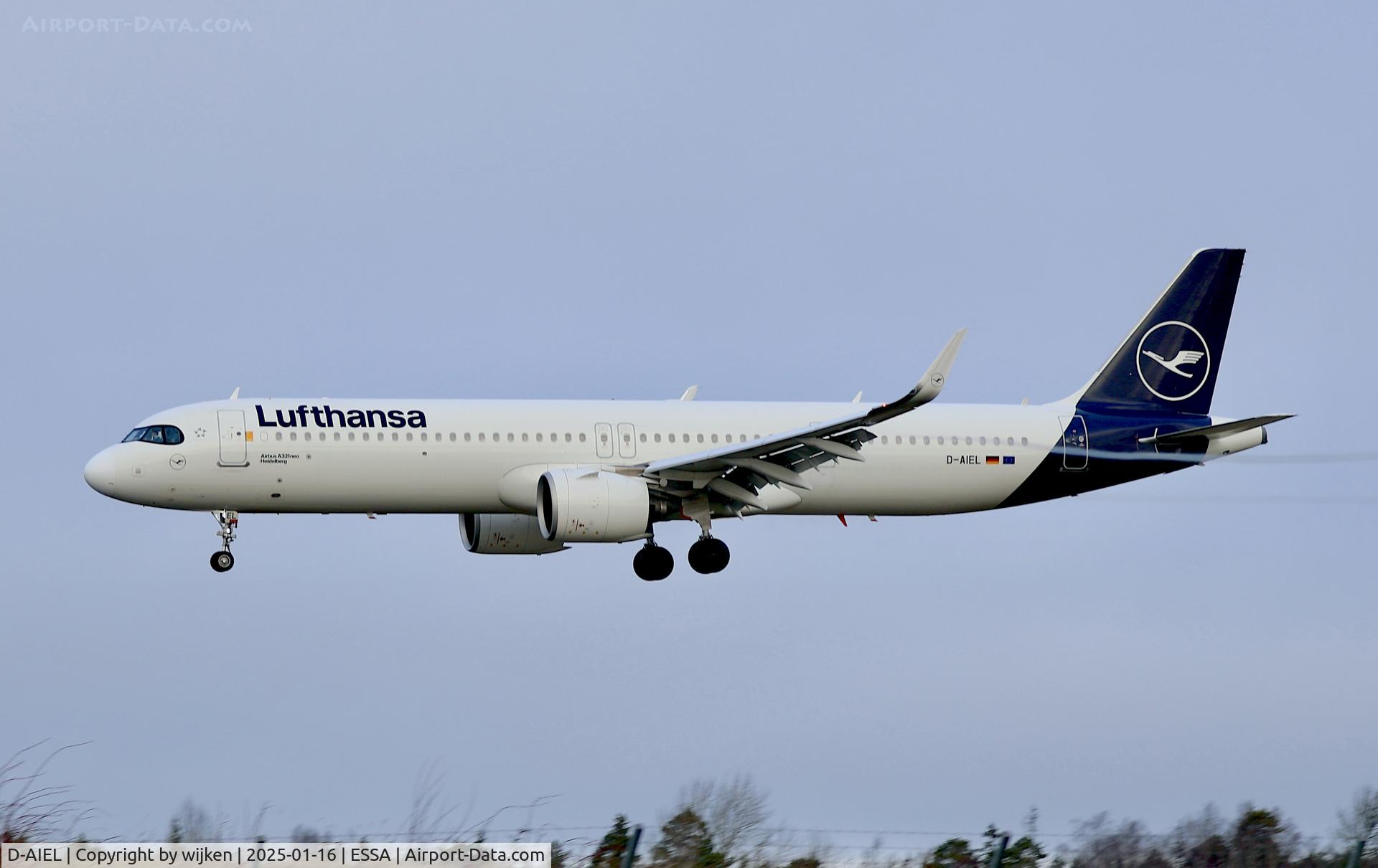 D-AIEL, 2021 Airbus A321-271NX C/N 10715, Rwy 26