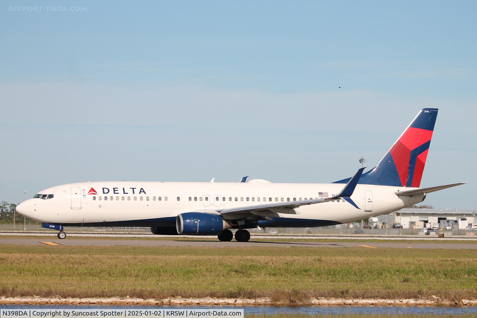 N398DA, 2000 Boeing 737-832 C/N 30774, Delta Flight 1600 taxis at Southwest Florida International Airport prior to flight to Cincinnati/Northern Kentucky International Airport