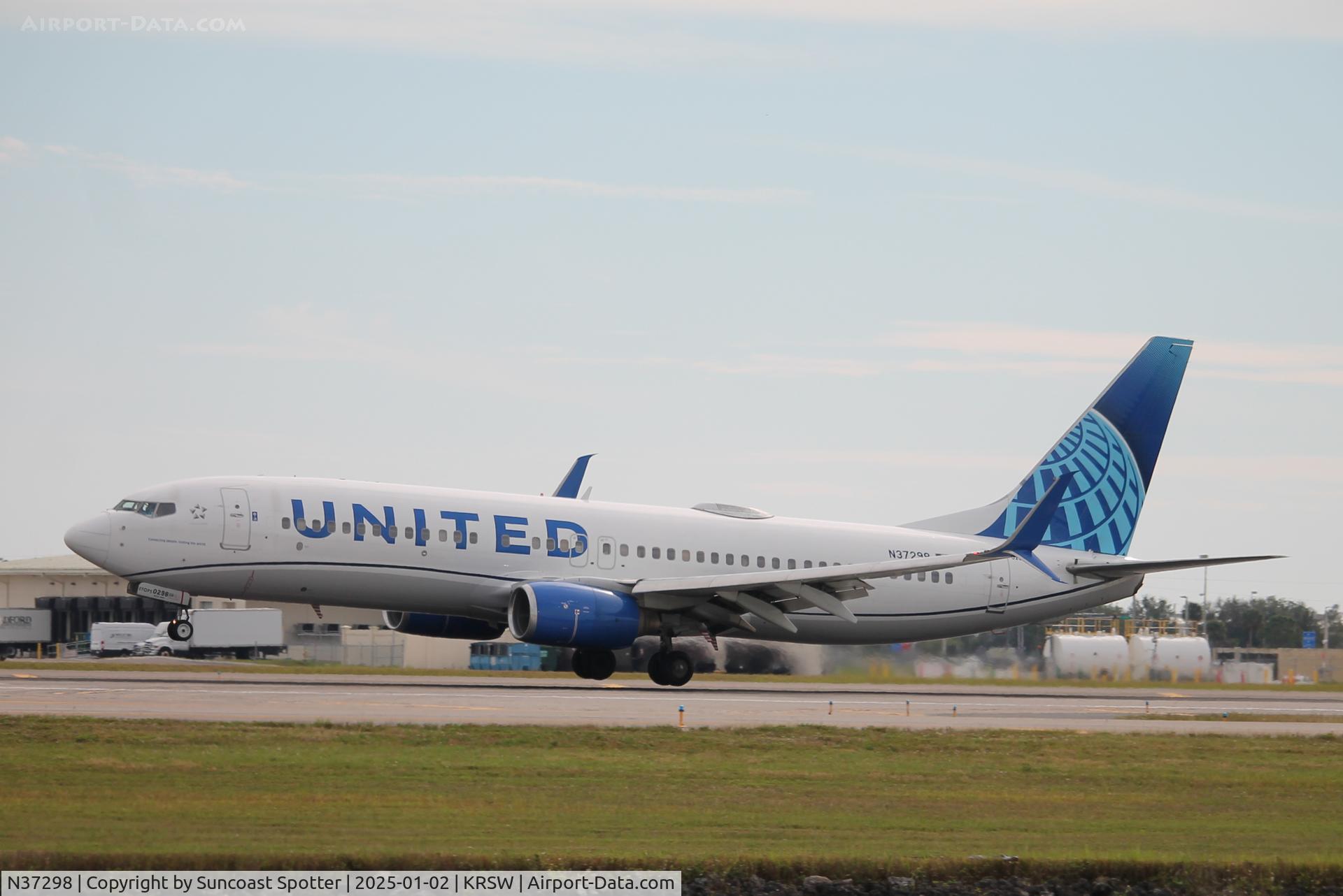 N37298, 2005 Boeing 737-824 C/N 34004, United Flight 424 arrives on Runway 6 at Southwest Florida International Airport following flight from Denver International Airport