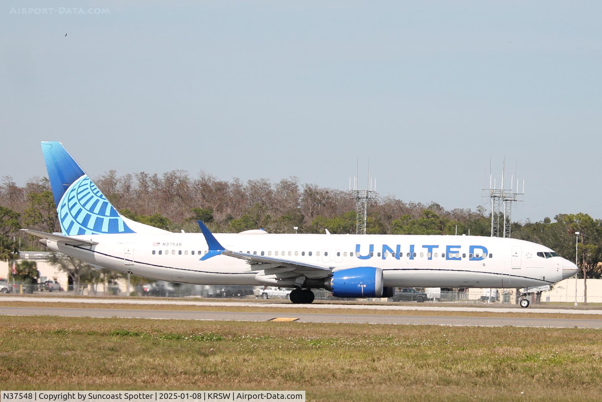 N37548, 2022 Boeing 737-9 MAX C/N 64476, United Flight 679 departs Runway 6 at Southwest Florida International Airport enroute to Cleveland-Hopkins International Airport