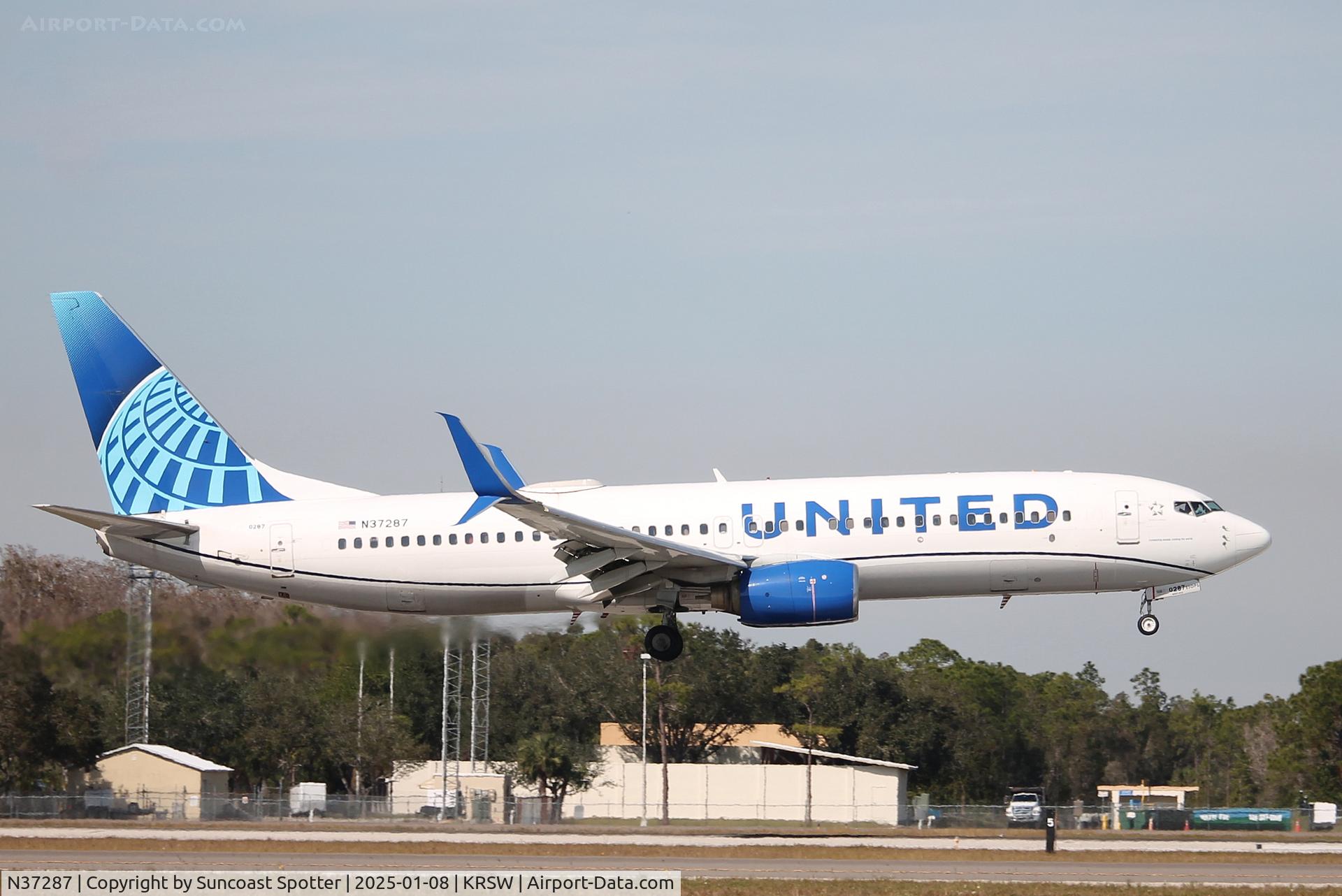 N37287, 2004 Boeing 737-824 C/N 31636, United Flight 335 arrives on Runway 6 at Southwest Florida International Airport following flight from Chicago-O’Hare International Airport