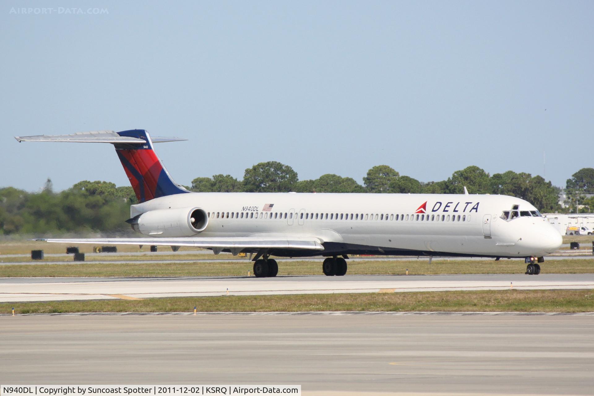 N940DL, 1989 McDonnell Douglas MD-88 C/N 49813, Delta MD-88 taxis to gate at Sarasota-Bradenton International Airport