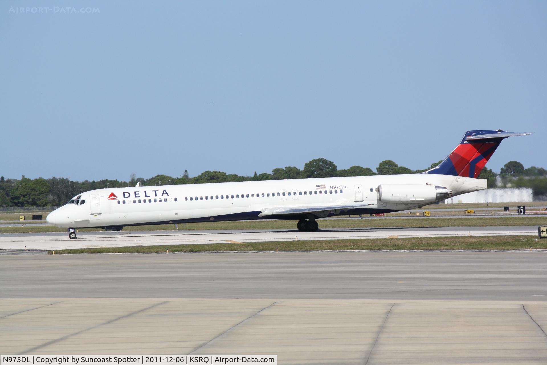 N975DL, 1991 McDonnell Douglas MD-88 C/N 53243, Delta McDonnell-Douglas MD-88 N975DL taxis to the gate after arrival to Sarasota-Bradenton International Airport