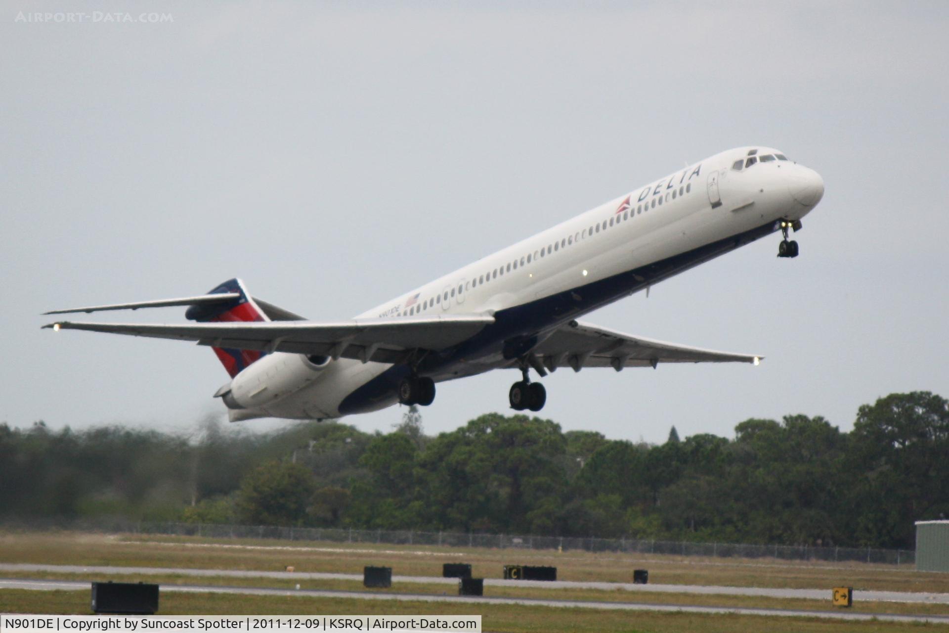 N901DE, 1992 McDonnell Douglas MD-88 C/N 53378, Delta MD-88  departs Runway 14 at Sarasota Bradenton International Airport
