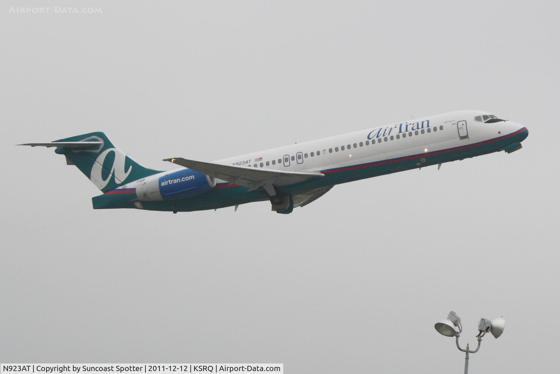N923AT, 2005 Boeing 717-200 C/N 55051, AirTran Boeing 717-200 departs Runway 14 at Sarasota-Bradenton International Airport