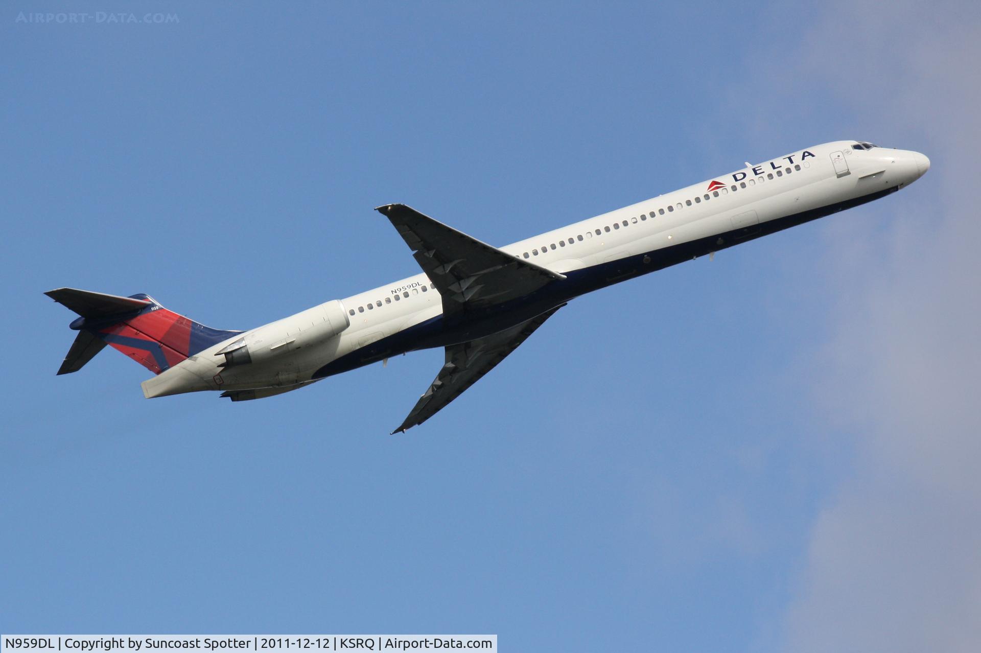 N959DL, 1990 McDonnell Douglas MD-88 C/N 49978, Delta MD-88 departs Runway 14 at Sarasota-Bradenton International Airport
