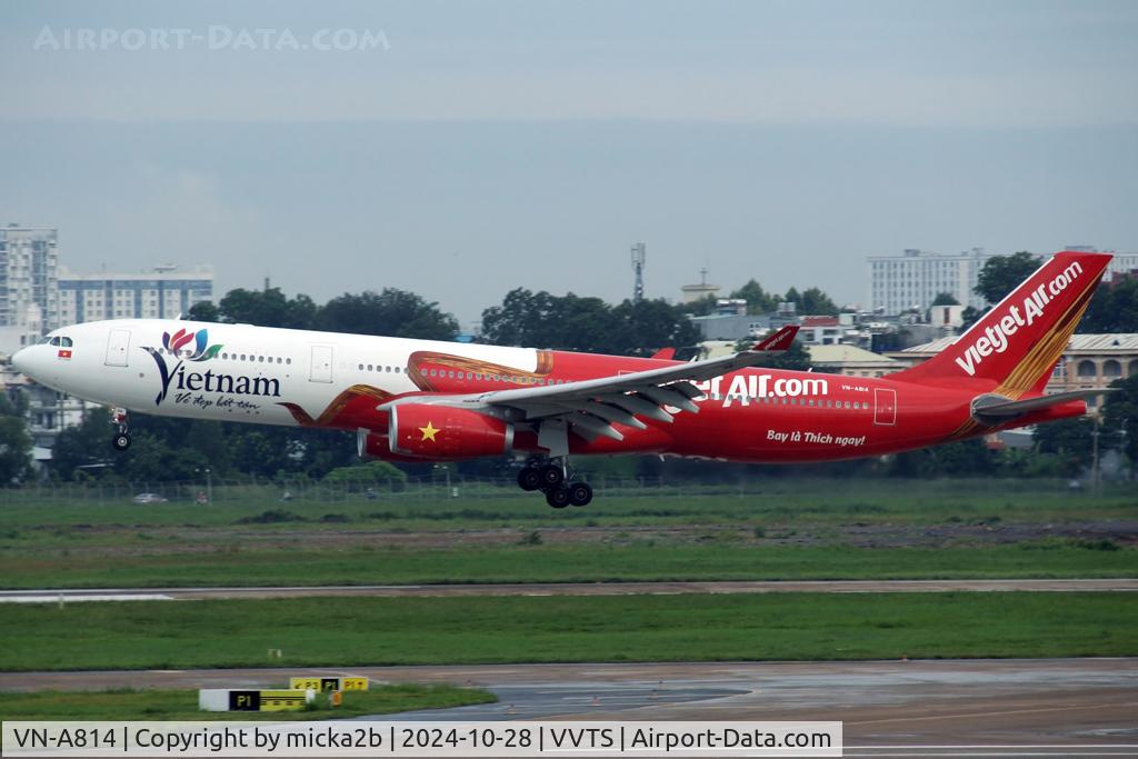 VN-A814, 2016 Airbus A330-343 C/N 1646, Landing