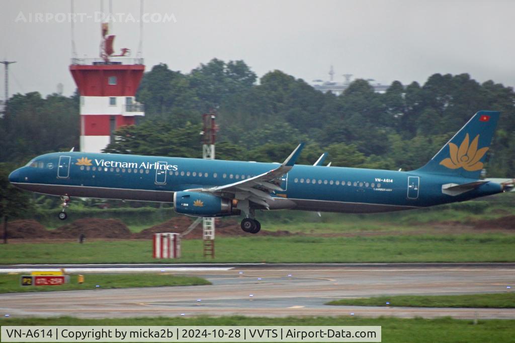 VN-A614, 2015 Airbus A321-231 C/N 6810, Landing