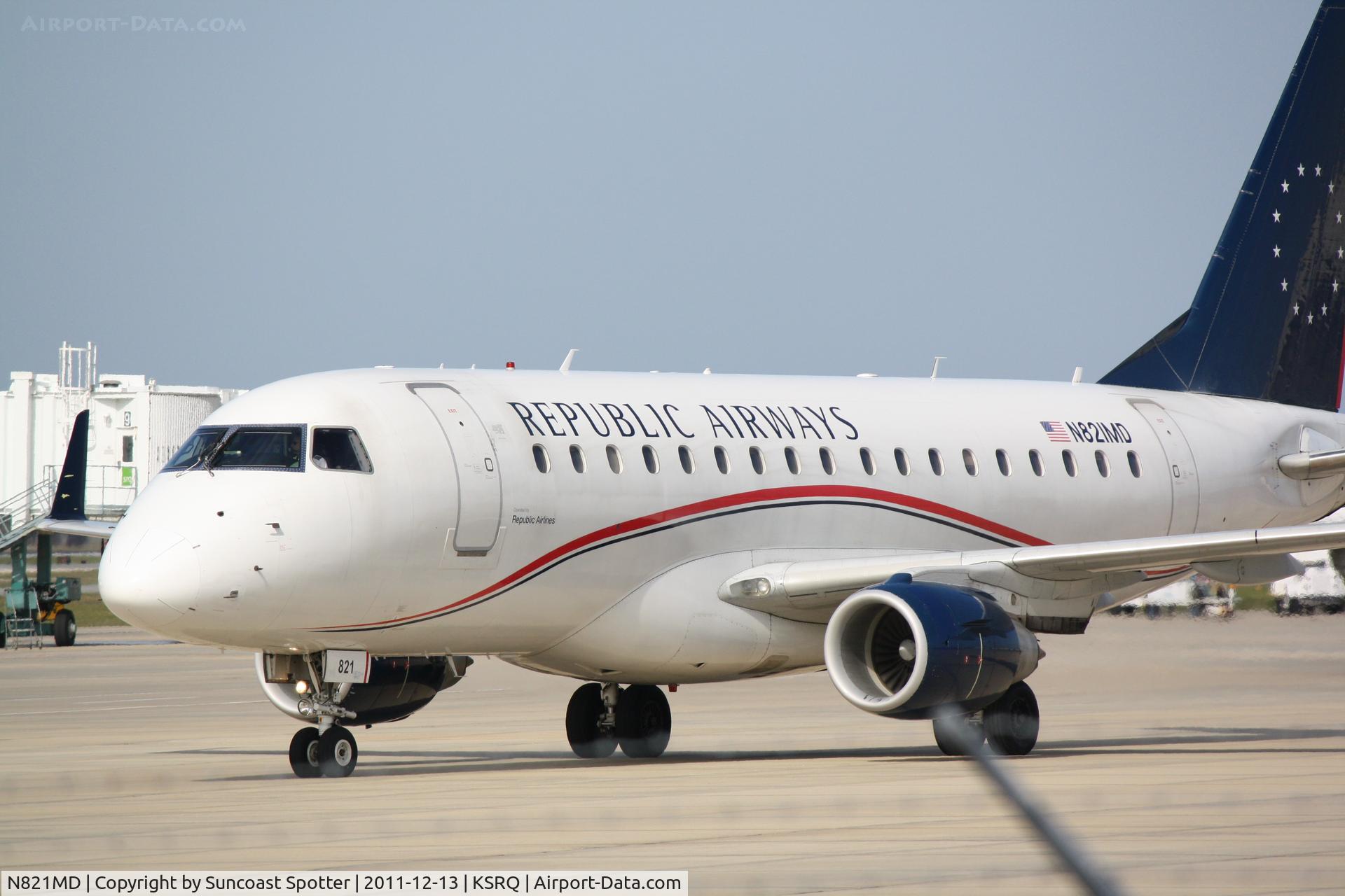N821MD, 2004 Embraer 170SU (ERJ-170-100SU) C/N 17000042, Republic Airlines/US Airways Express Embraer 175  pulls into terminal at Sarasota-Bradenton International Airport
