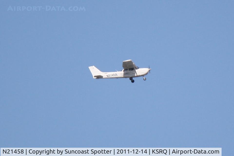 N21458, 2007 Cessna 172S C/N 172S10459, N21458 departs SRQ