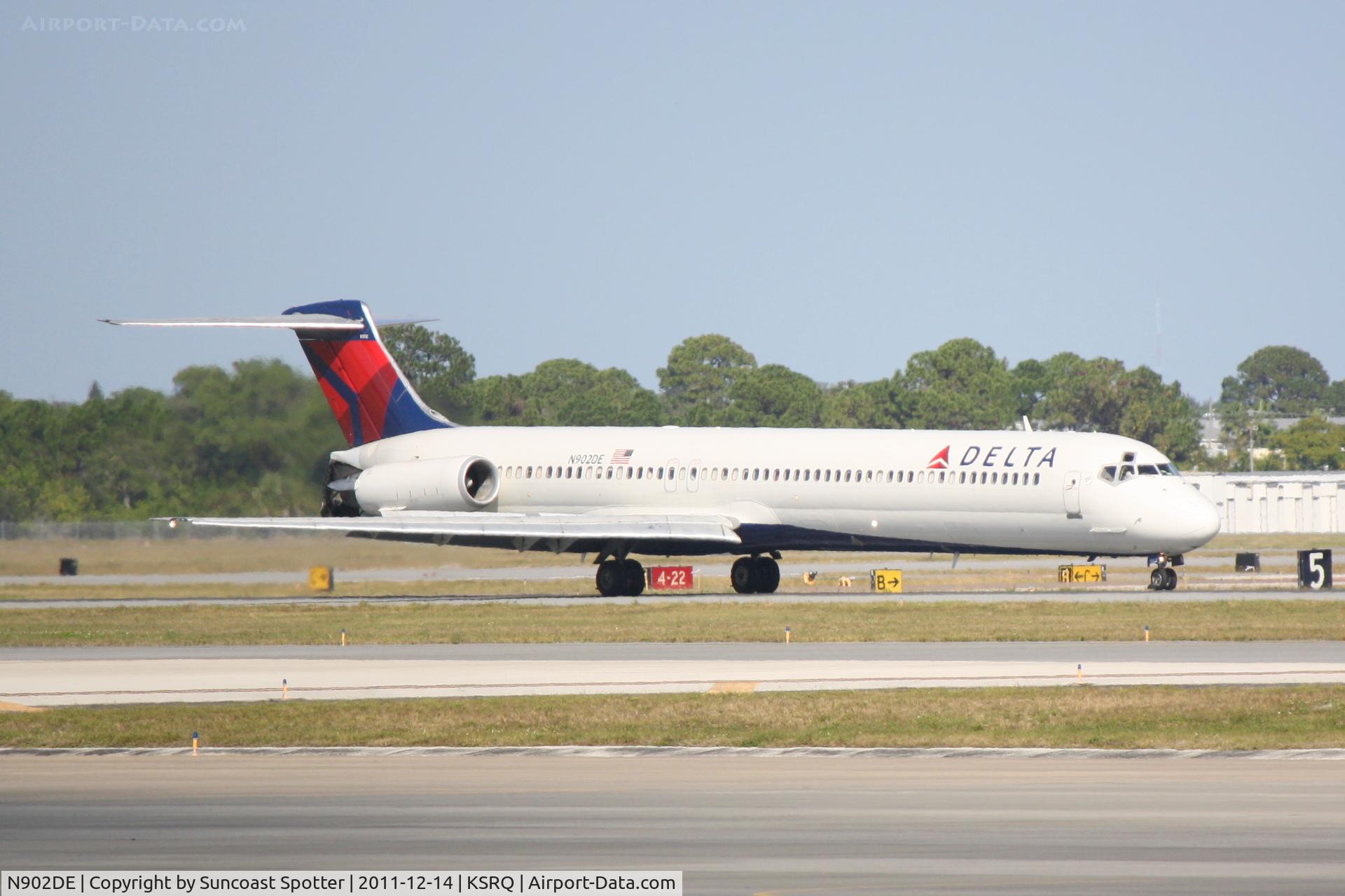 N902DE, 1992 McDonnell Douglas MD-88 C/N 53379, Delta MD-88 arrives on Runway 14 at Sarasota-Bradenton International Airport
