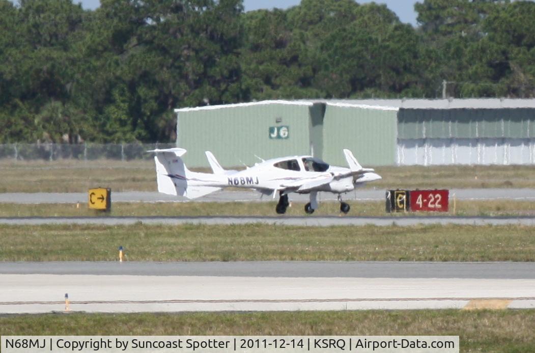 N68MJ, 2007 Diamond DA-42 Twin Star C/N 42.AC063, N68MJ taxis following arrival to Sarasota-Bradenton International Airport