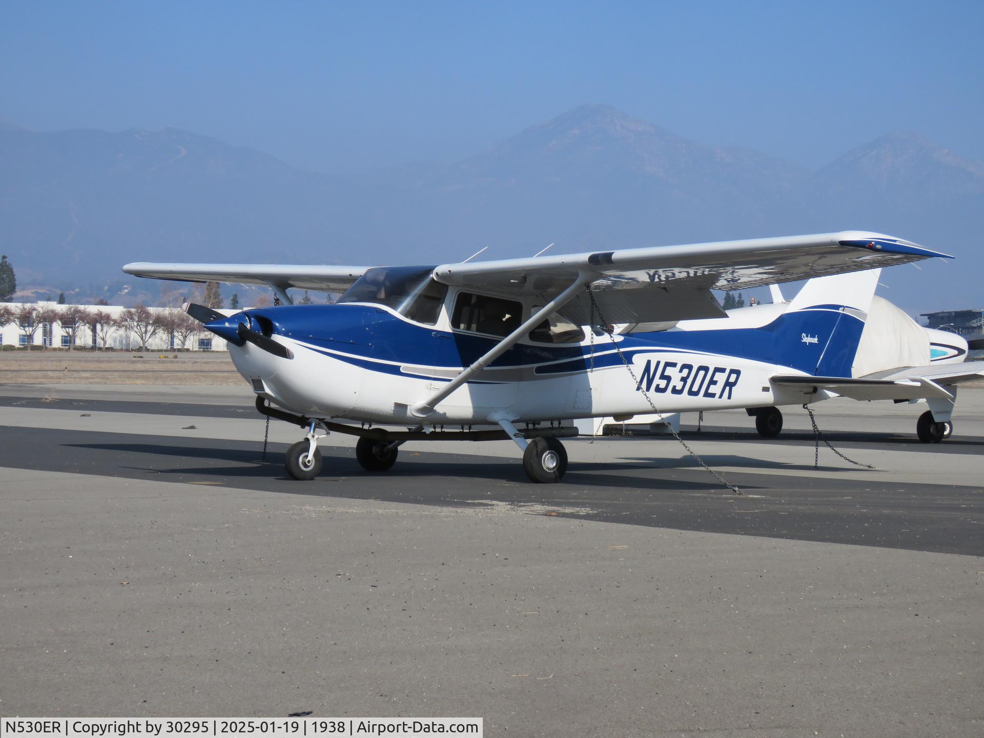 N530ER, 2002 Cessna 172S C/N 172S9113, Parked