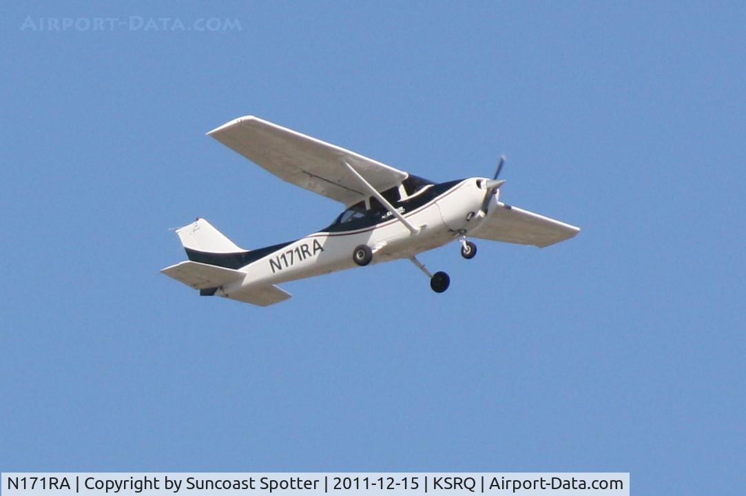 N171RA, 1999 Cessna 172S C/N 172S8237, N171RA departs from Runway 14 at Sarasota-Bradenton International Airport