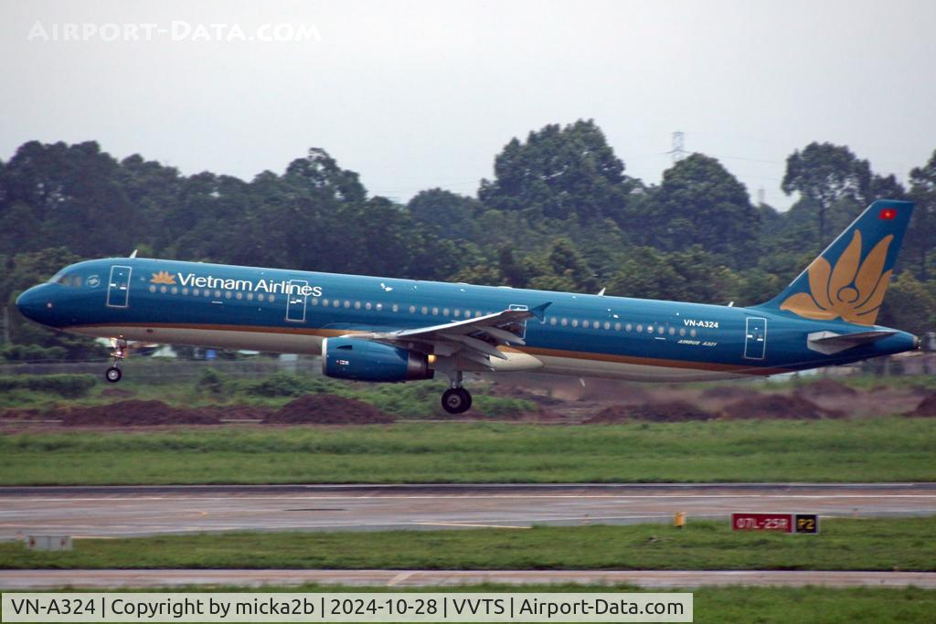 VN-A324, 2011 Airbus A321-231 C/N 4703, Landing