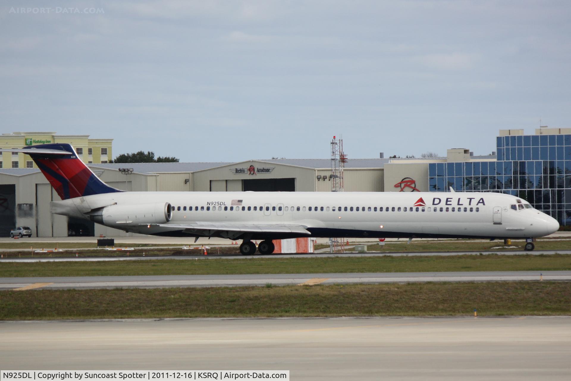 N925DL, 1988 McDonnell Douglas MD-88 C/N 49712, Delta MD-88 arrives on Runway 14 at Sarasota-Bradenton International Airport following a flight from Atlanta Hartsfield-Jackson International Airport