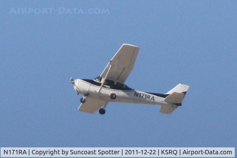N171RA, 1999 Cessna 172S C/N 172S8237, N171RA performing maneuvers at SRQ