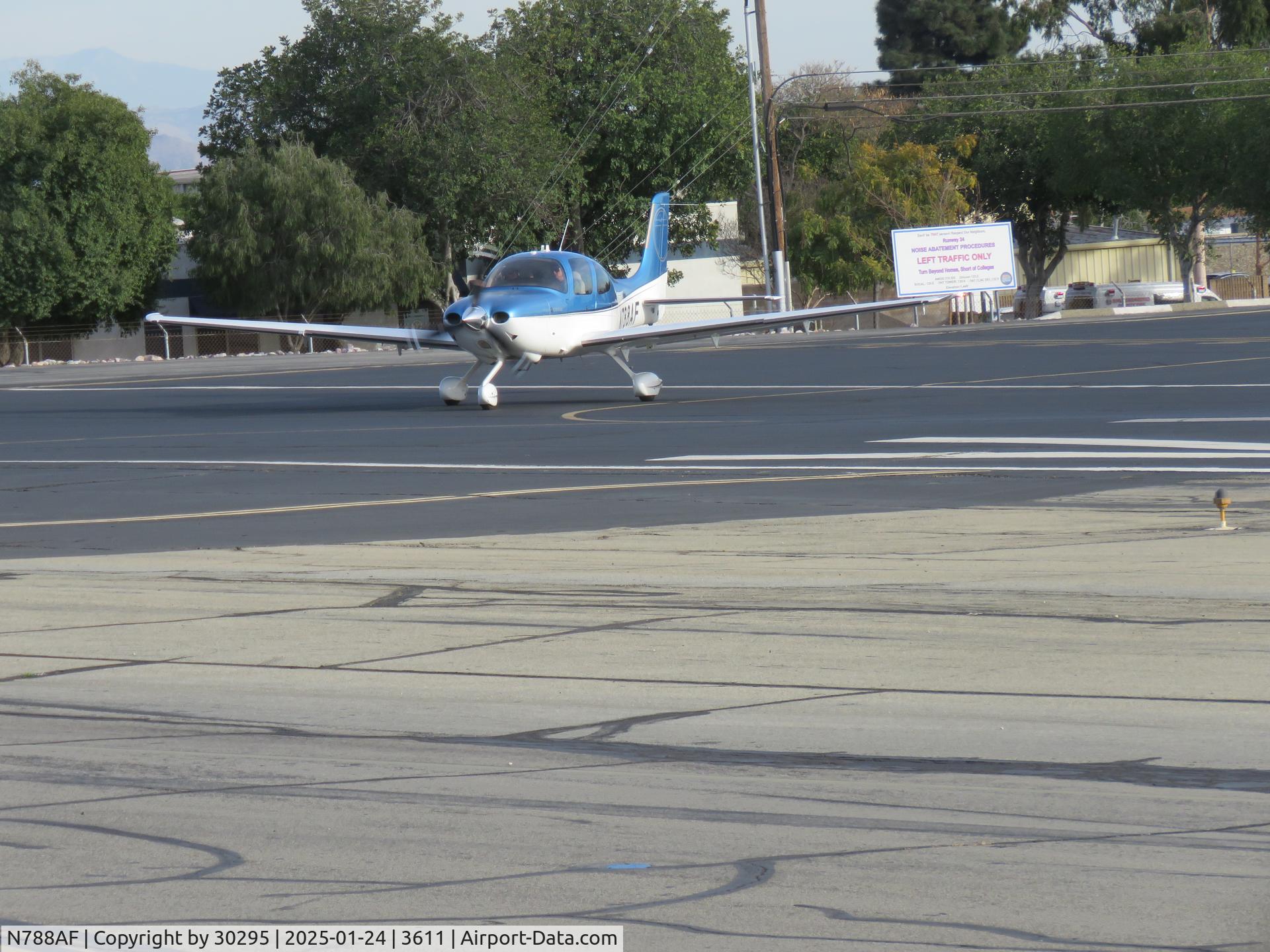 N788AF, 2011 Cirrus SR22T C/N 0161, Entering runway