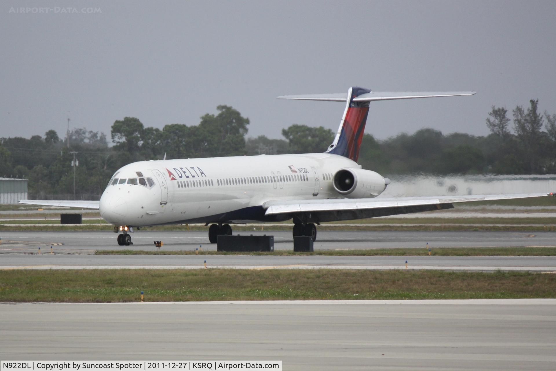 N922DL, 1988 McDonnell Douglas MD-88 C/N 49646, Delta Flight 1628 arrives on Runway 14 at Sarasota-Bradenton International Airport following a flight from Hartsfield-Jackson Atlanta International Airport