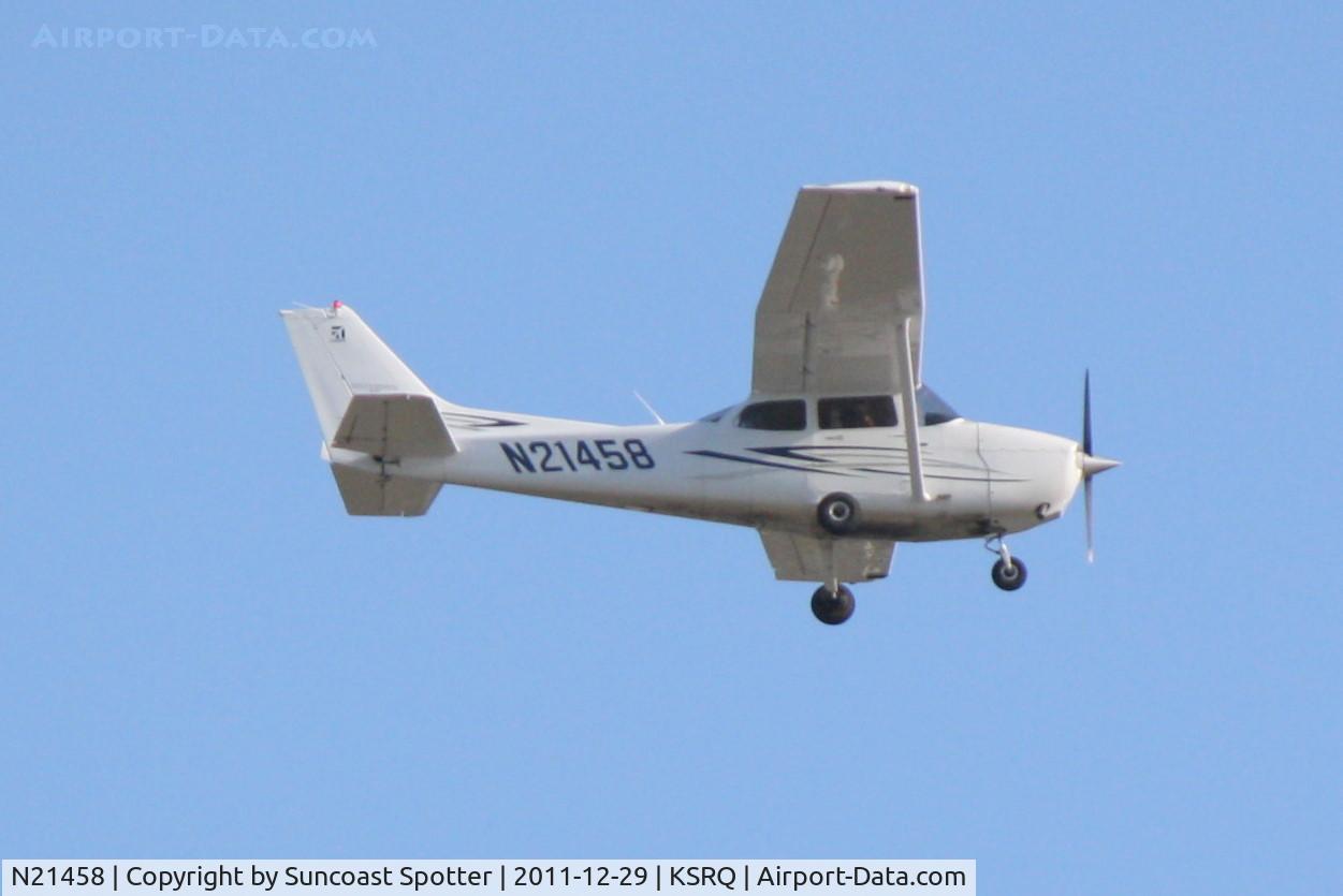N21458, 2007 Cessna 172S C/N 172S10459, N21458 performing maneuvers at Sarasota-Bradenton International Airport