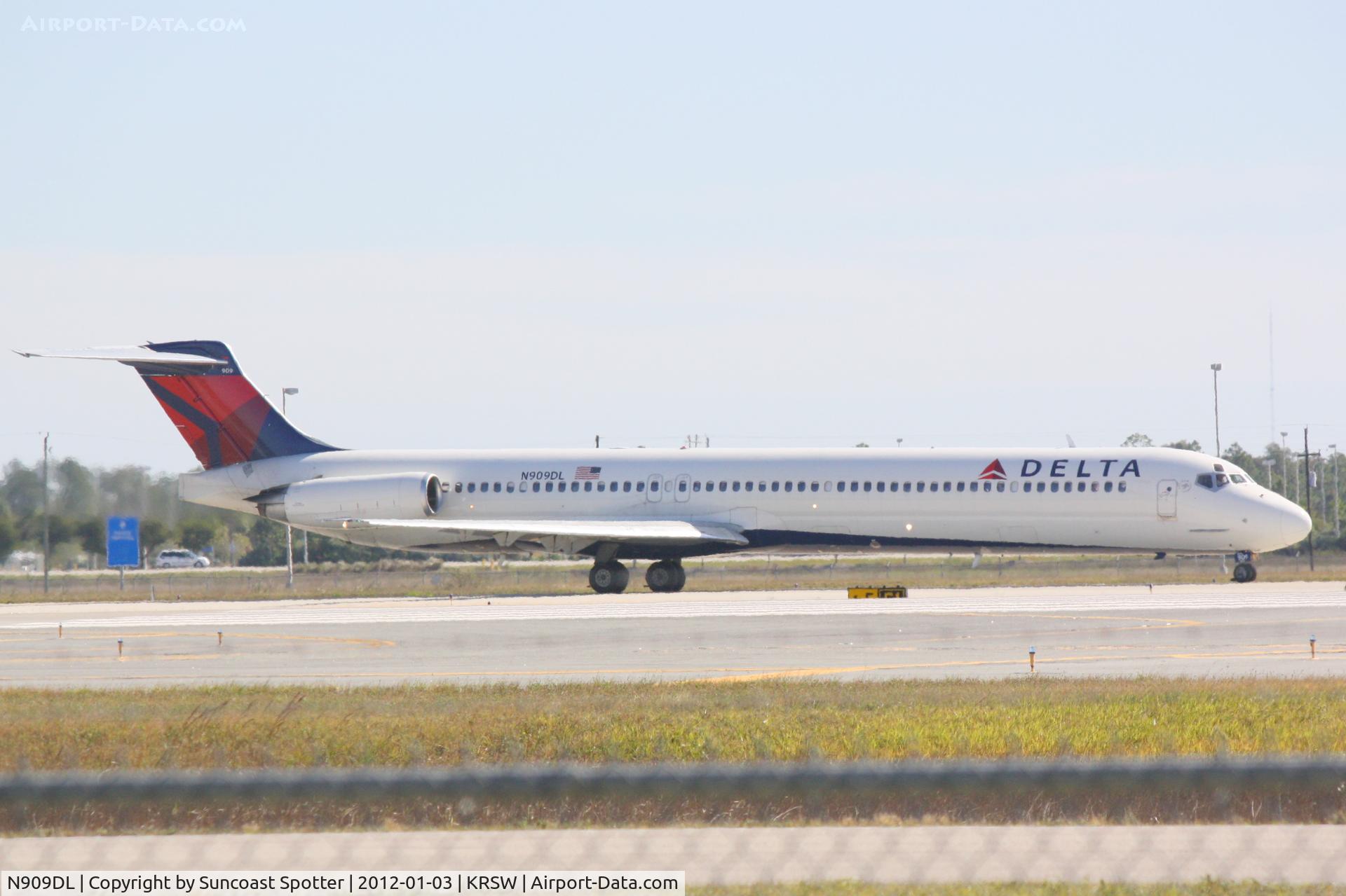 N909DL, 1987 McDonnell Douglas MD-88 C/N 49540, Delta Flight 1068 taxis for departure at Southwest Florida International Airport prior to a flight to Hartsfield-Jackson Atlanta International Airport