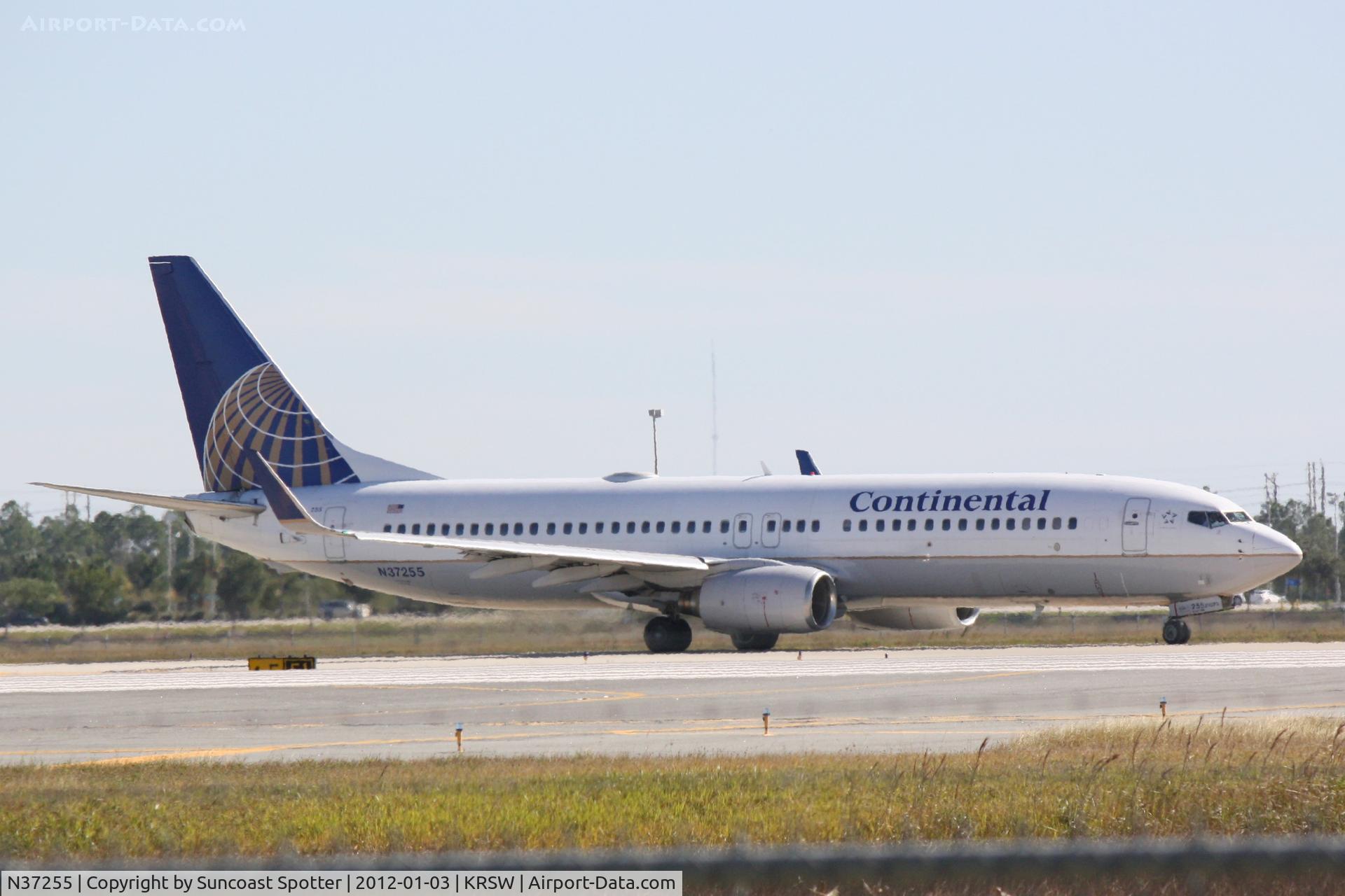 N37255, 2000 Boeing 737-824 C/N 30610, United/Continental Airlines Flight 1633 taxis for departure at Southwest Florida International Airport prior to a flight to Cleveland-Hopkins International Airport