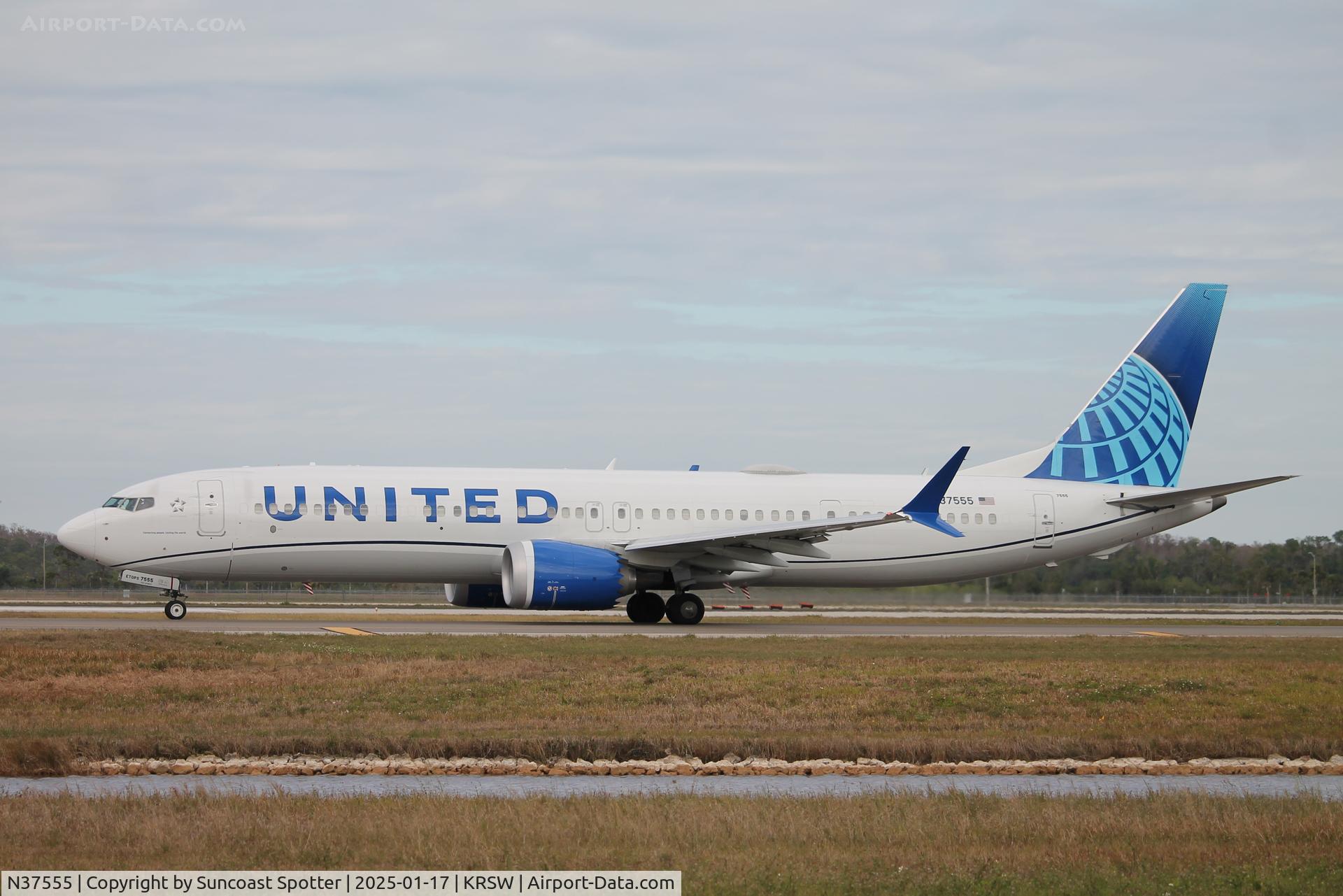 N37555, 2023 Boeing 737-9 MAX C/N 67182, United Flight 679 taxis at Southwest Florida International Airport prior to flight to Cleveland-Hopkins International Airport