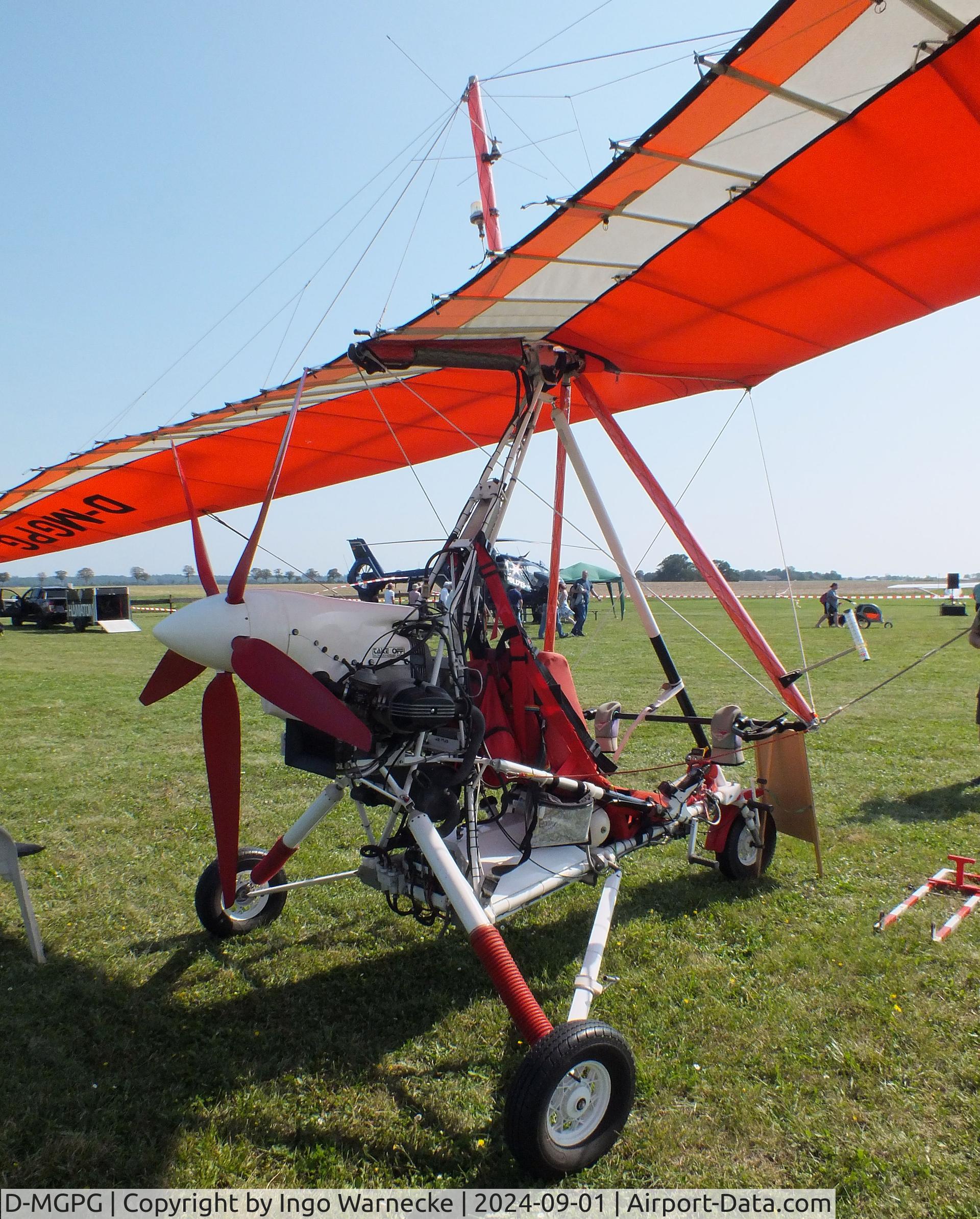 D-MGPG, Take Off Maximum Trike C/N unknown_d-mgpg, Take Off Maximum Trike with EOS 15 wing at the 2024 Flugplatz-Wiesenfest airfield display at Weilerswist-Müggenhausen ultralight airfield