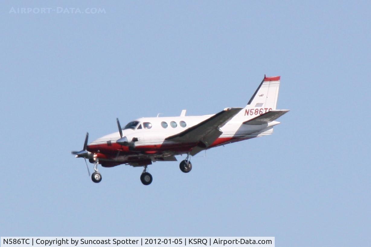 N586TC, 1975 Beech C90 C/N LJ-653, N586TC on approach to Runway 32 at Sarasota-Bradenton International Airport following a flight from Johnston County Airport