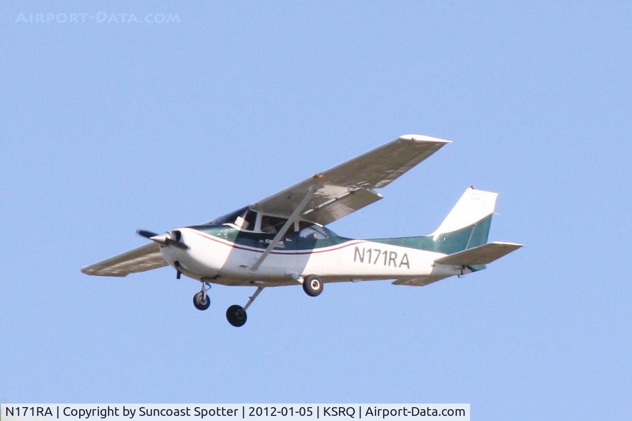 N171RA, 1999 Cessna 172S C/N 172S8237, N171RA on approach to Runway 32 at Sarasota-Bradenton International Airport