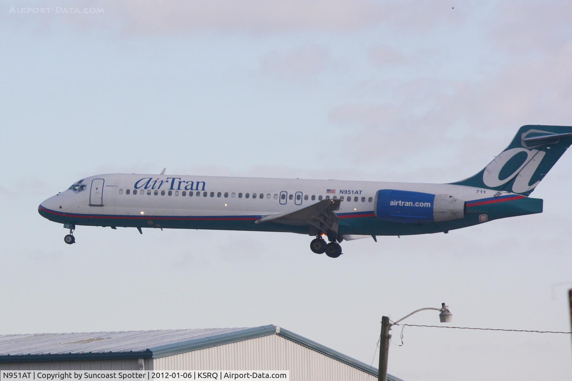 N951AT, 2000 Boeing 717-200 C/N 55013, AirTran Flight 1228 on approach to Runway 32 at Sarasota-Bradenton International Airport following a flight from Indianapolis International Airport