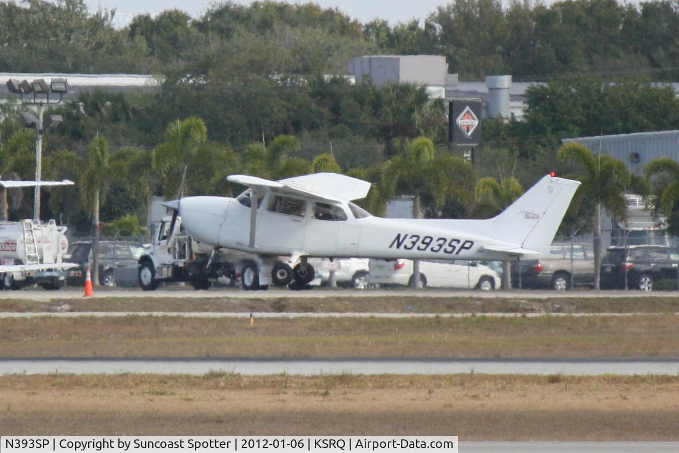 N393SP, 1999 Cessna 172S C/N 172S8290, N393SP departs Runway 32 at Sarasota-Bradenton International Airport