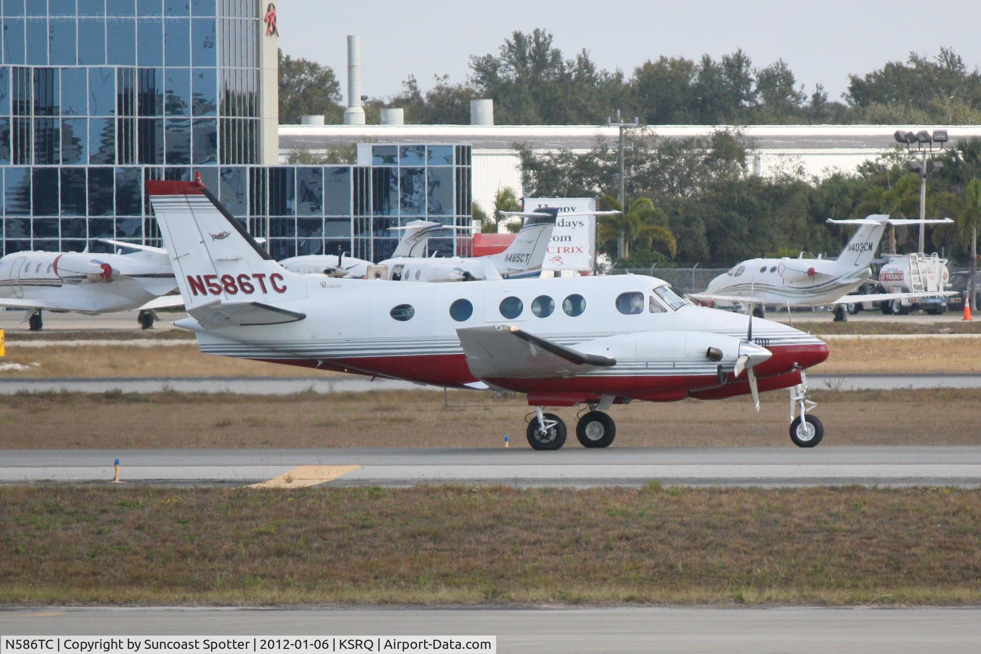 N586TC, 1975 Beech C90 C/N LJ-653, N586TC taxis for departure at Sarasota-Bradenton International Airport prior to a flight to Savannah/Hilton Head International Airport
