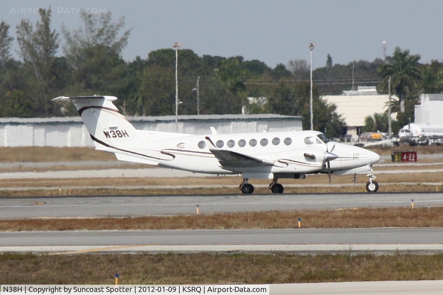 N38H, 1992 Beech B300 King Air C/N FL-71, N38H arrives on Runway 14 at Sarasota-Bradenton International Airport following a flight from Bolton Field