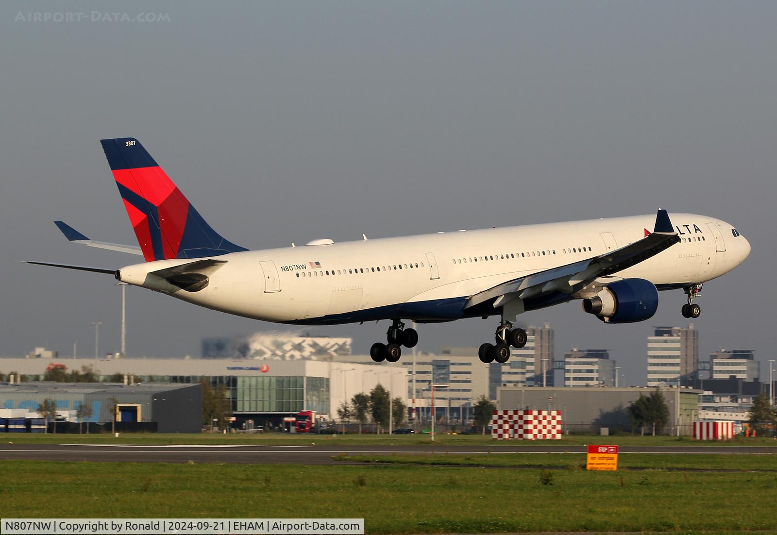 N807NW, 2004 Airbus A330-323 C/N 0588, at eham